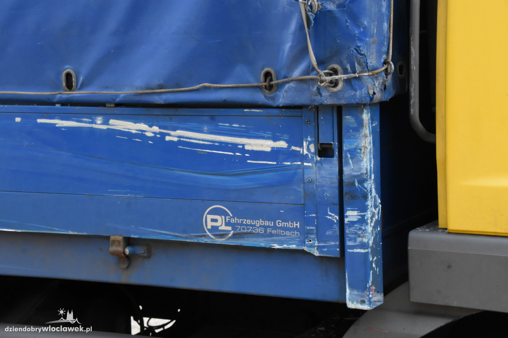 Autobus zderzył się z ciężarówką