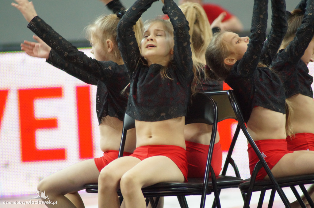 Anwil Dance Team na meczu z GTK