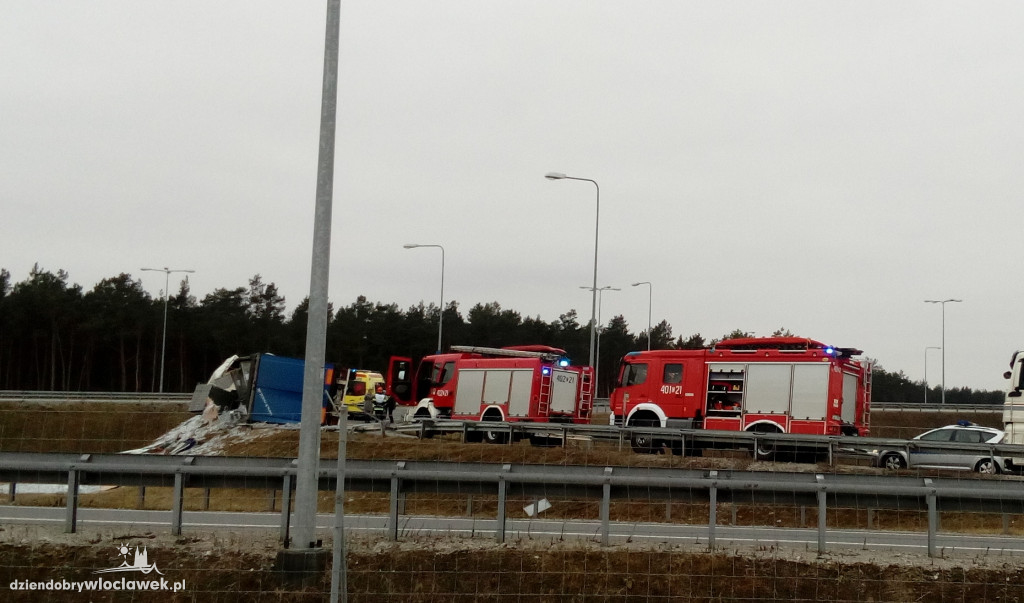 Przewrócił się samochód ciężarowy