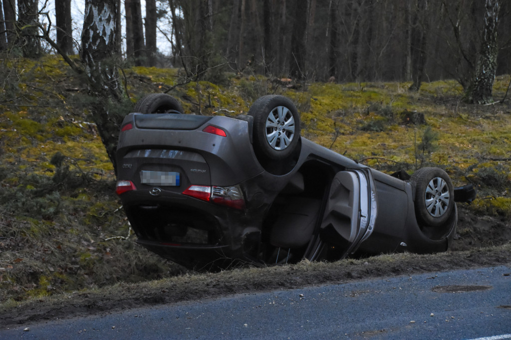 Auto wpadło do rowu i dachowało