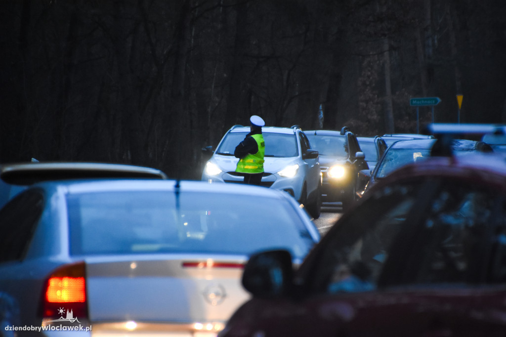 Auto wpadło do rowu i dachowało