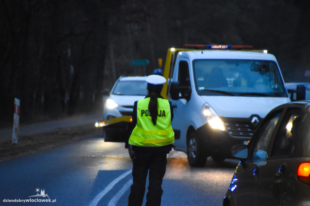 Auto wpadło do rowu i dachowało