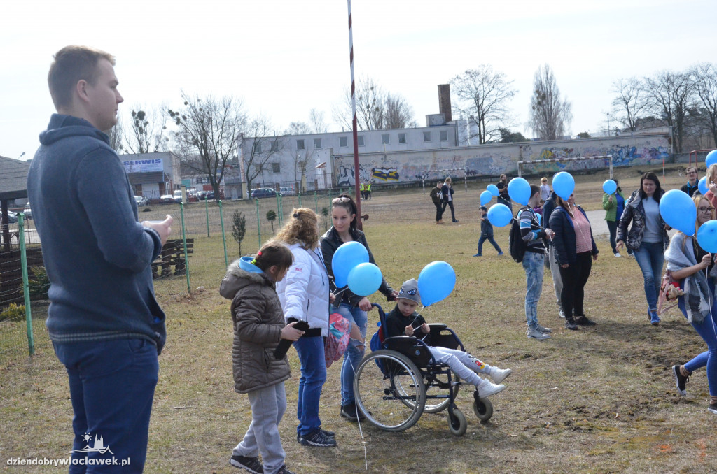 Poleciały niebieskie balony