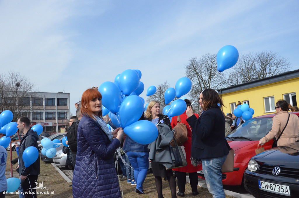 Poleciały niebieskie balony