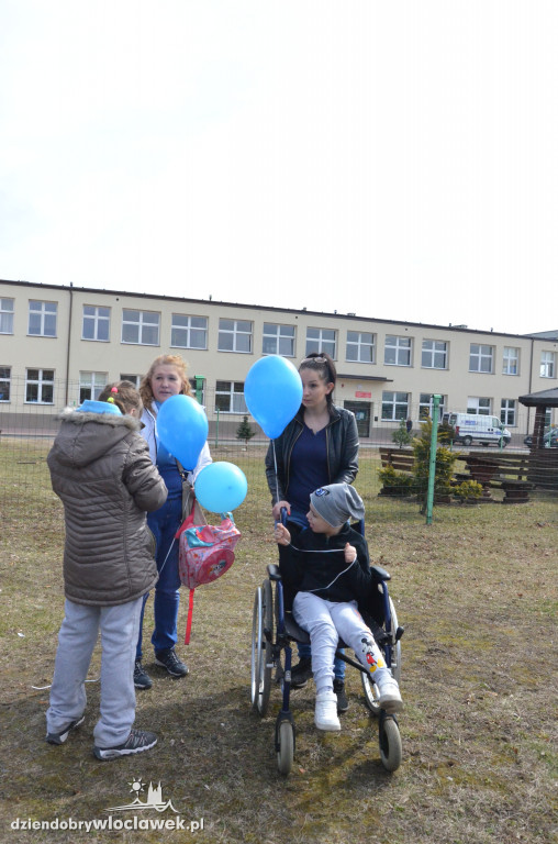 Poleciały niebieskie balony