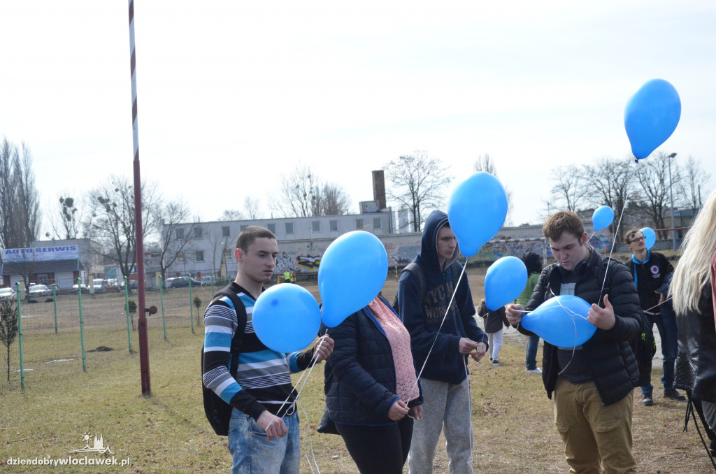 Poleciały niebieskie balony
