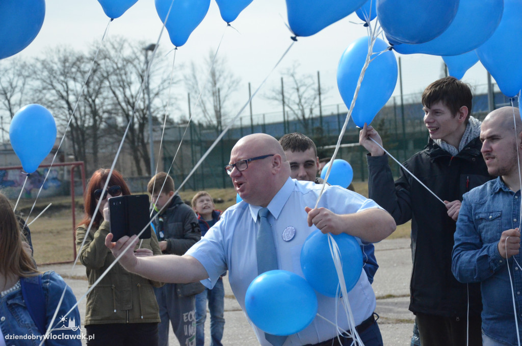Poleciały niebieskie balony