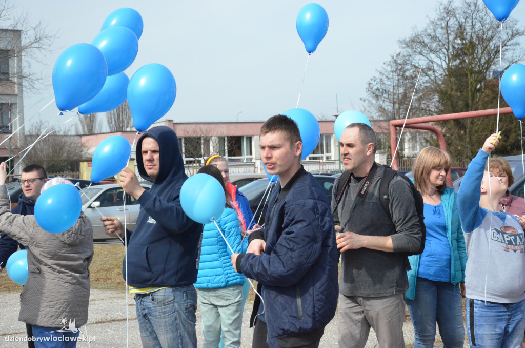 Poleciały niebieskie balony