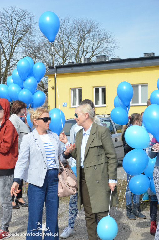 Poleciały niebieskie balony