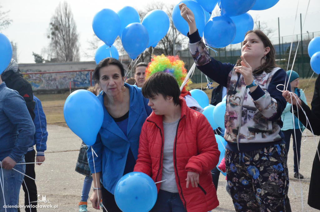 Poleciały niebieskie balony