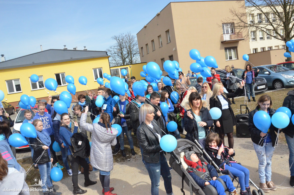 Poleciały niebieskie balony