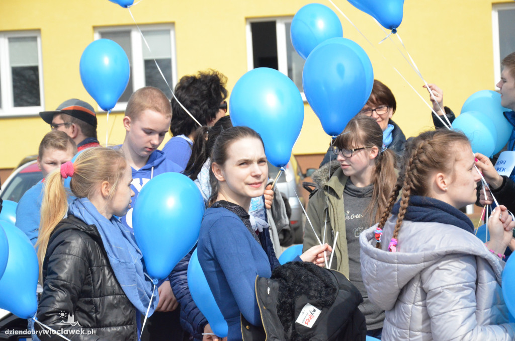 Poleciały niebieskie balony