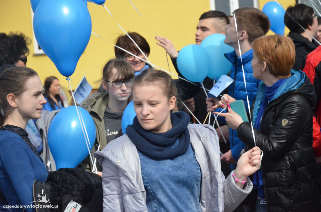 Poleciały niebieskie balony