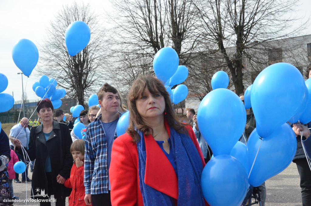 Poleciały niebieskie balony