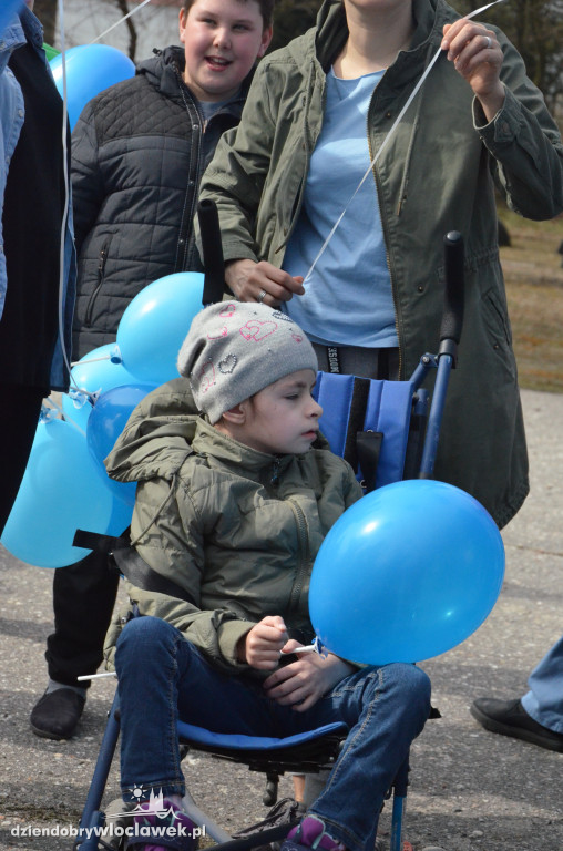 Poleciały niebieskie balony