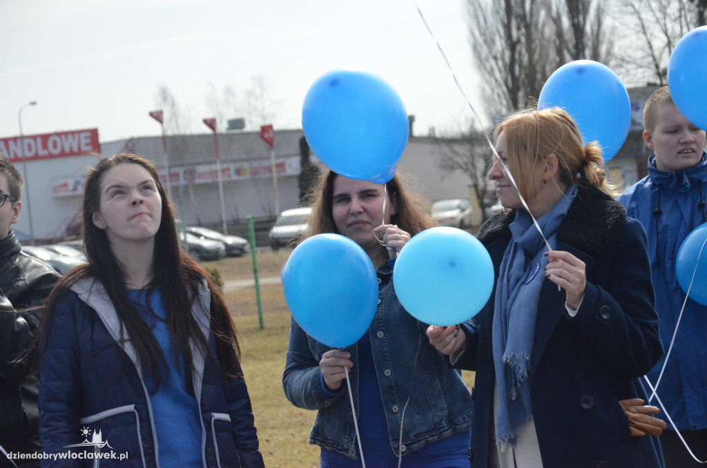 Poleciały niebieskie balony