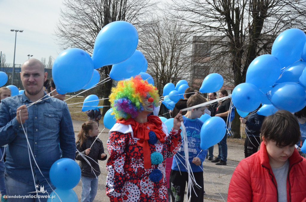Poleciały niebieskie balony