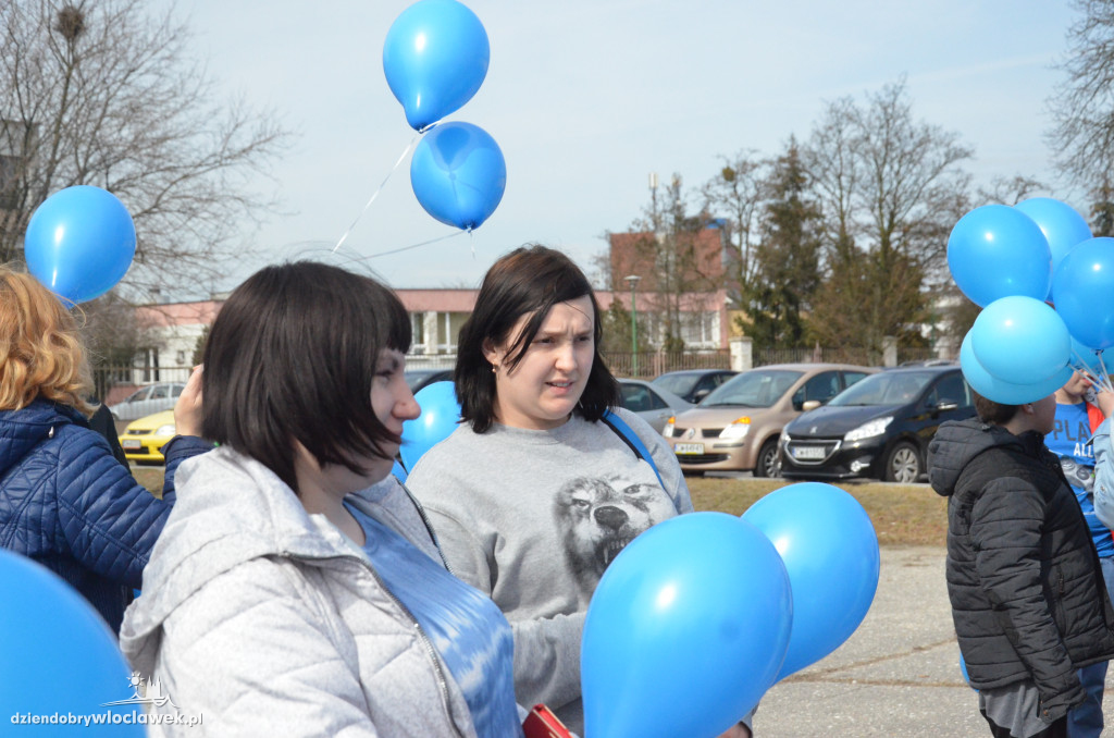 Poleciały niebieskie balony