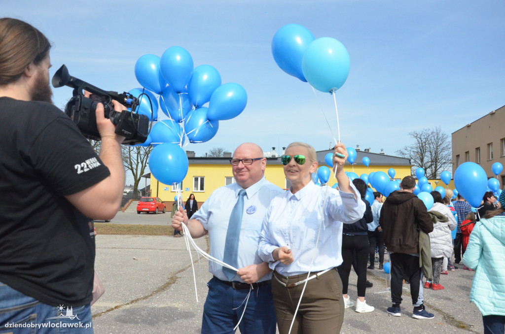 Poleciały niebieskie balony