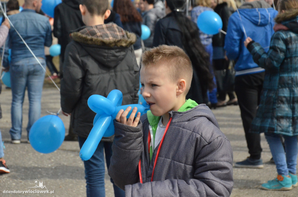 Poleciały niebieskie balony