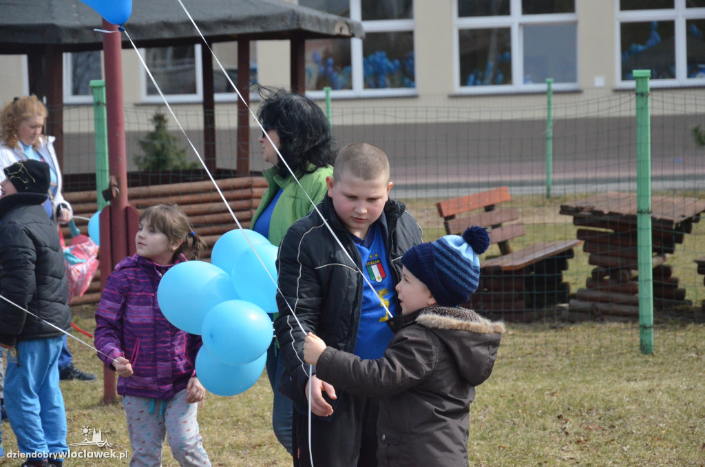 Poleciały niebieskie balony