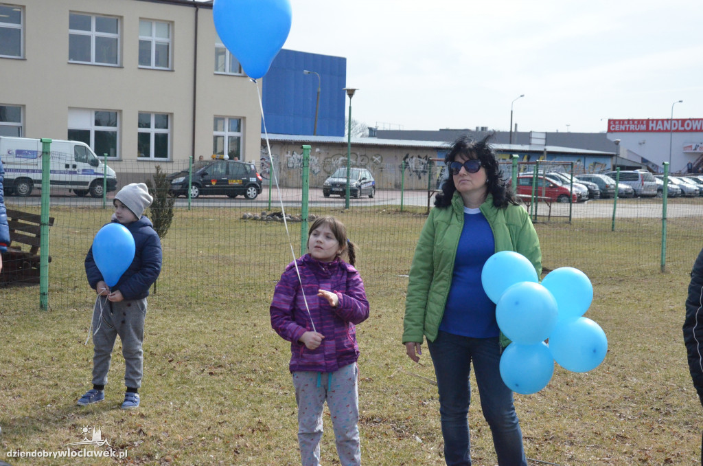 Poleciały niebieskie balony