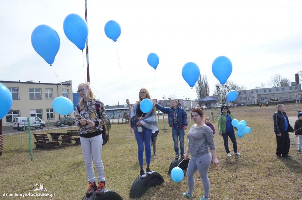 Poleciały niebieskie balony