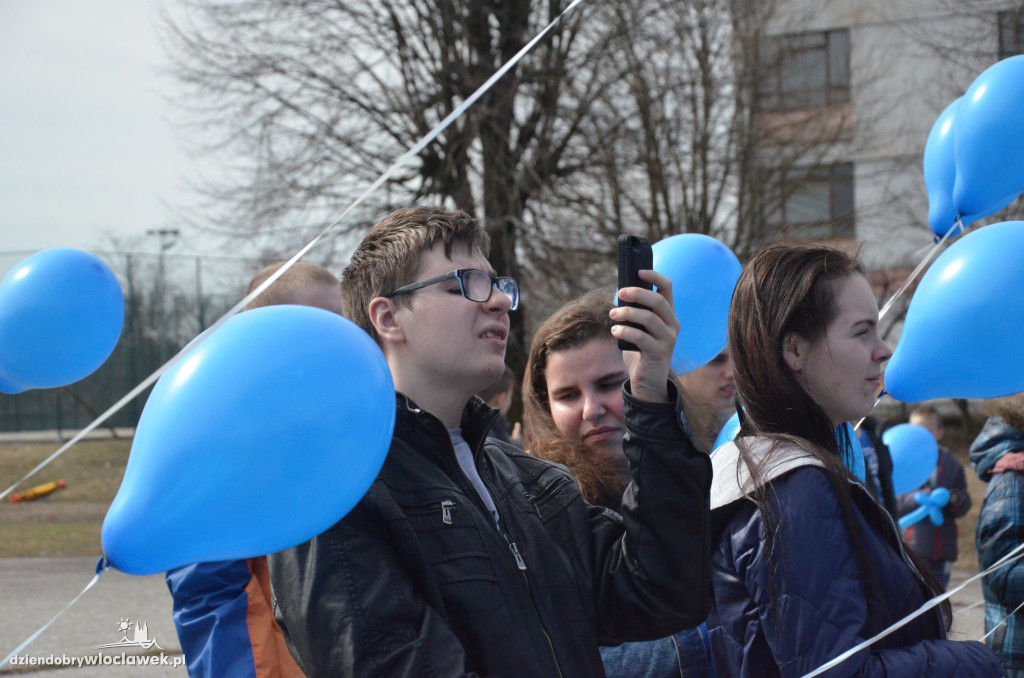 Poleciały niebieskie balony