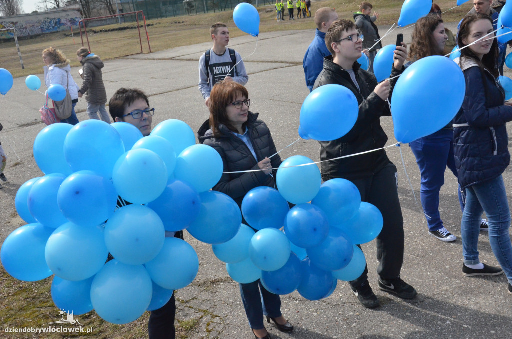 Poleciały niebieskie balony