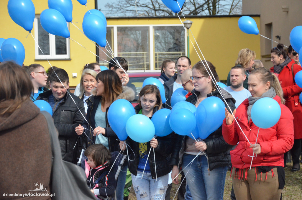 Poleciały niebieskie balony