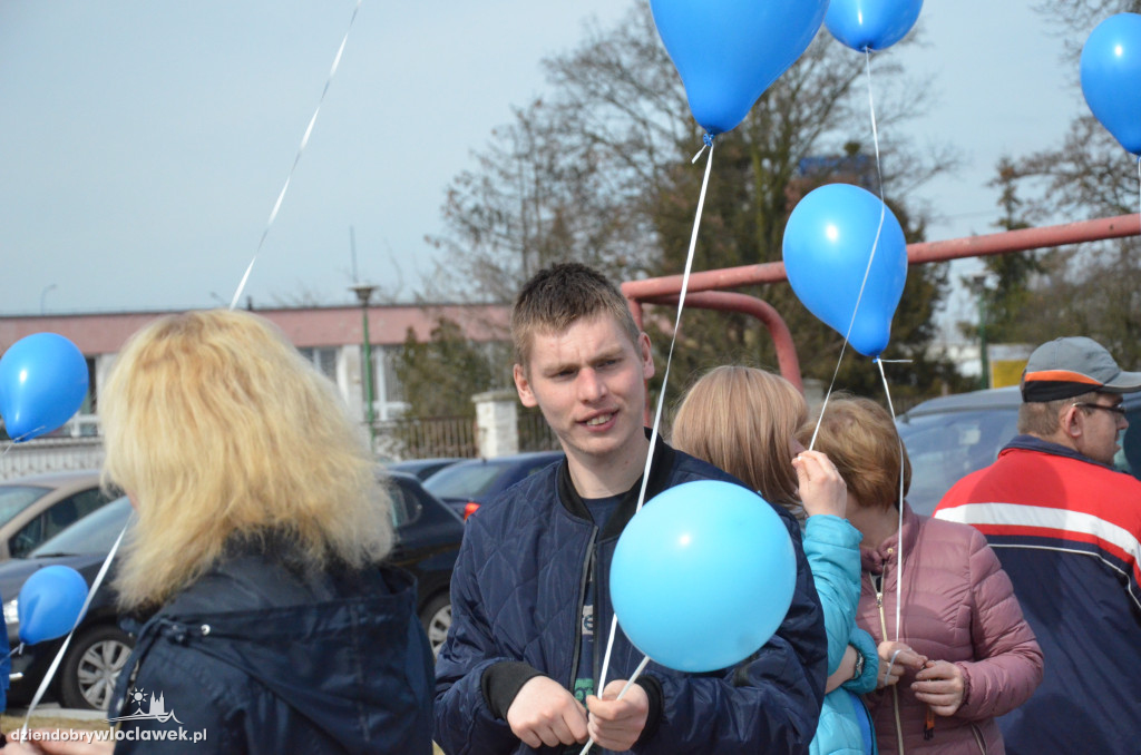 Poleciały niebieskie balony