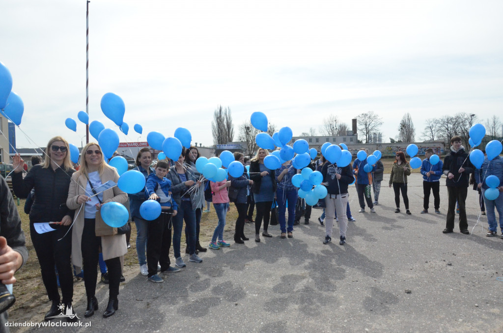 Poleciały niebieskie balony