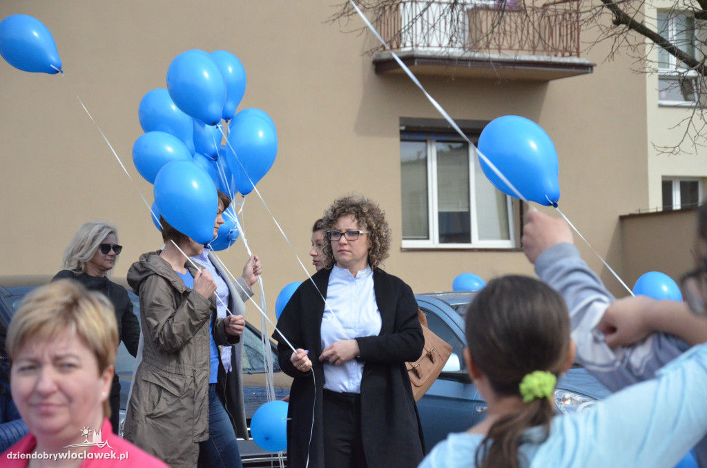 Poleciały niebieskie balony