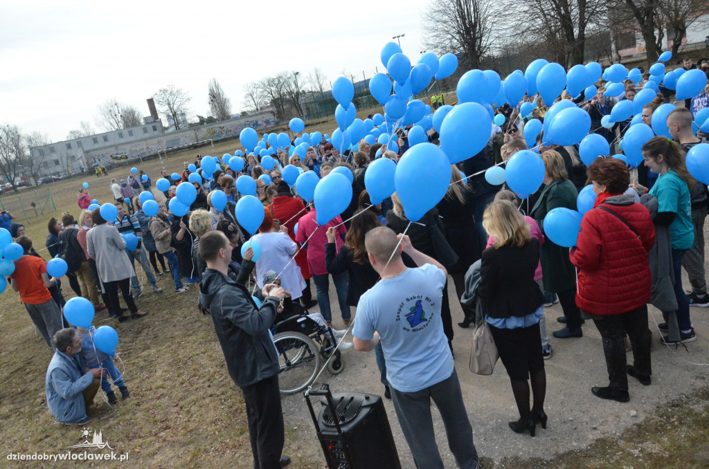 Poleciały niebieskie balony