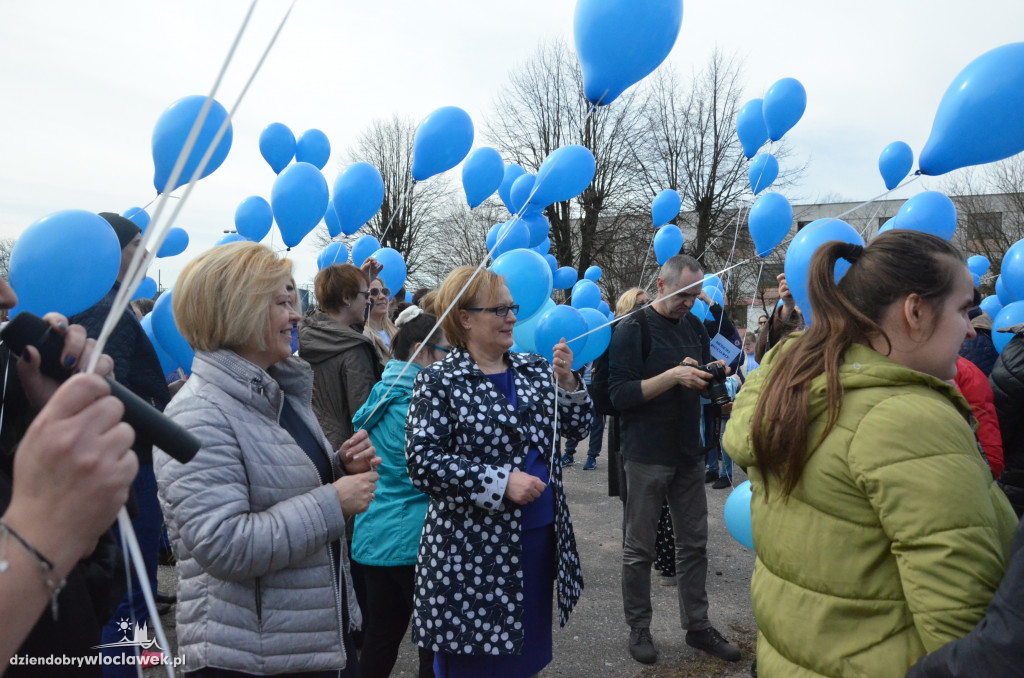 Poleciały niebieskie balony