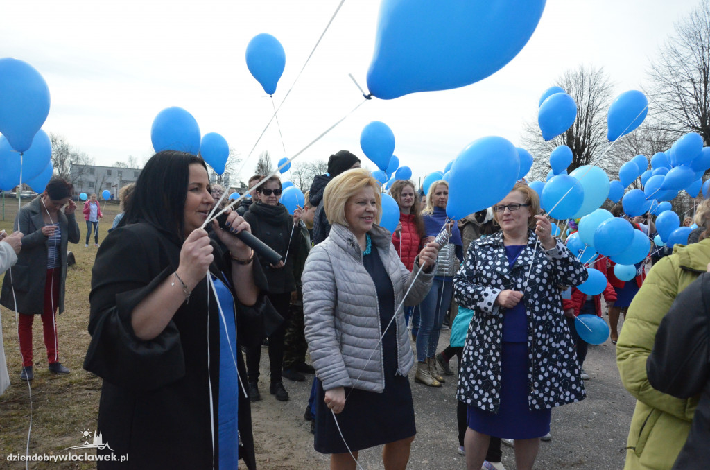 Poleciały niebieskie balony