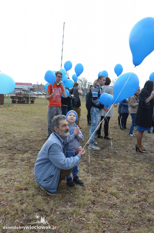 Poleciały niebieskie balony