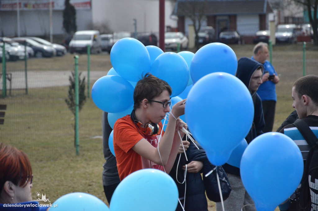 Poleciały niebieskie balony