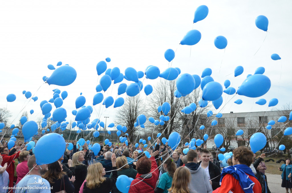 Poleciały niebieskie balony