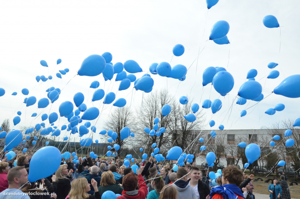 Poleciały niebieskie balony