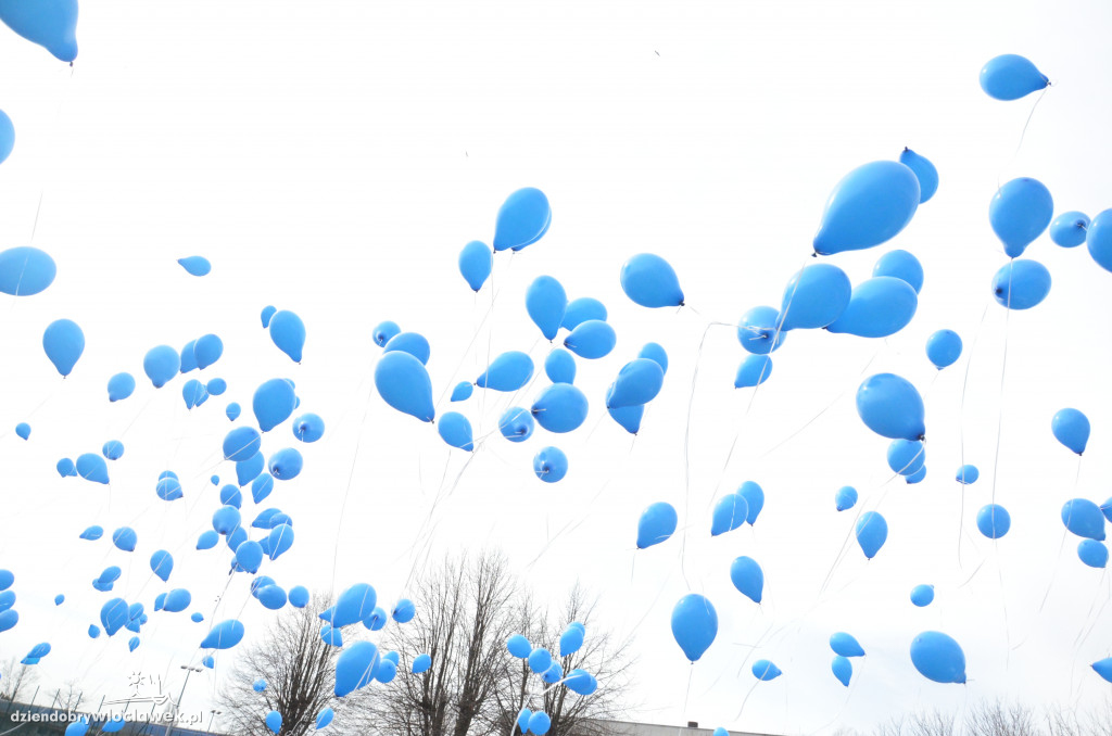 Poleciały niebieskie balony