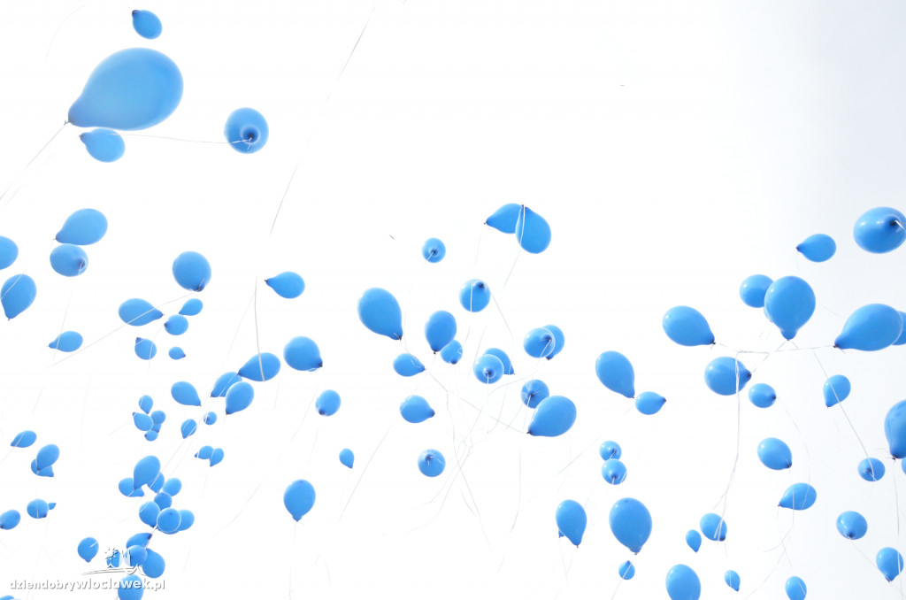 Poleciały niebieskie balony