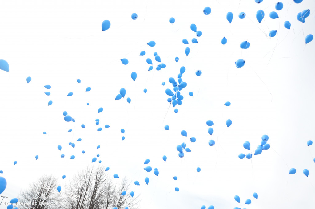 Poleciały niebieskie balony