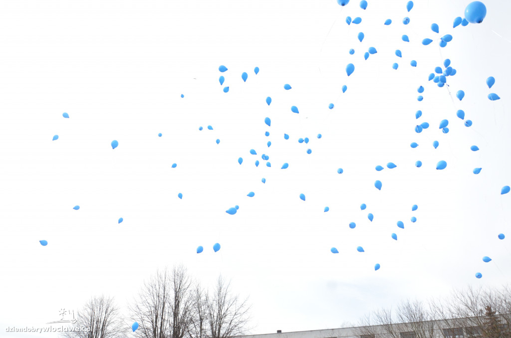 Poleciały niebieskie balony