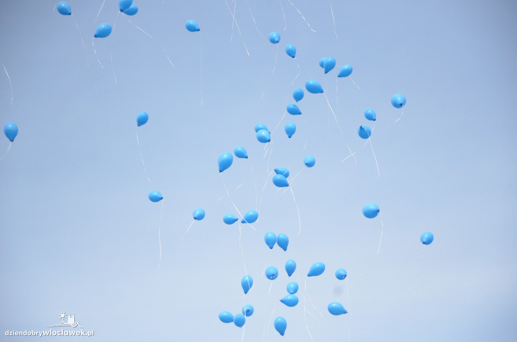 Poleciały niebieskie balony