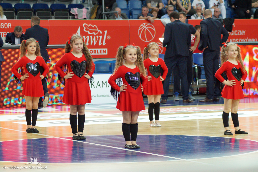 Anwil Dance Team na meczu z Kingiem