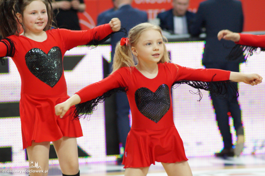 Anwil Dance Team na meczu z Kingiem