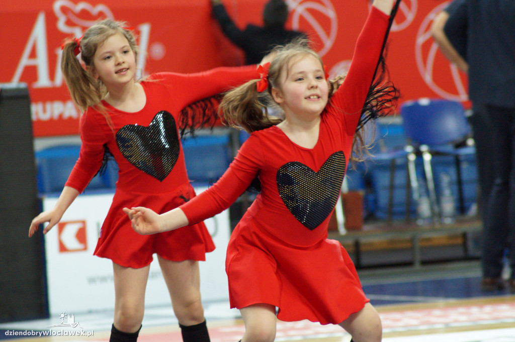 Anwil Dance Team na meczu z Kingiem