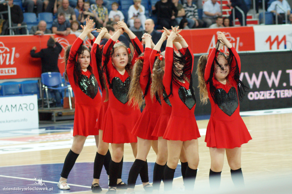 Anwil Dance Team na meczu z Kingiem