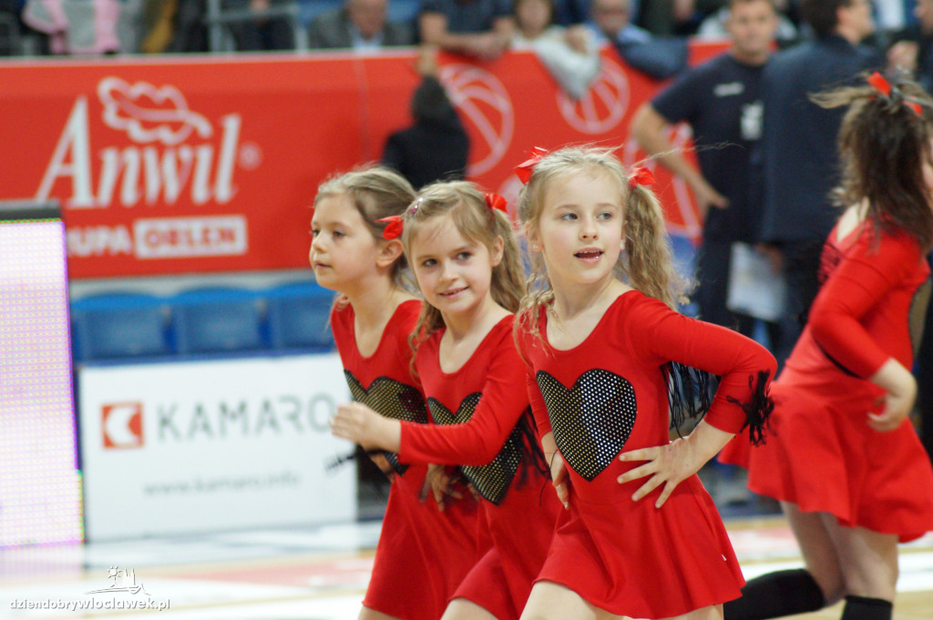 Anwil Dance Team na meczu z Kingiem